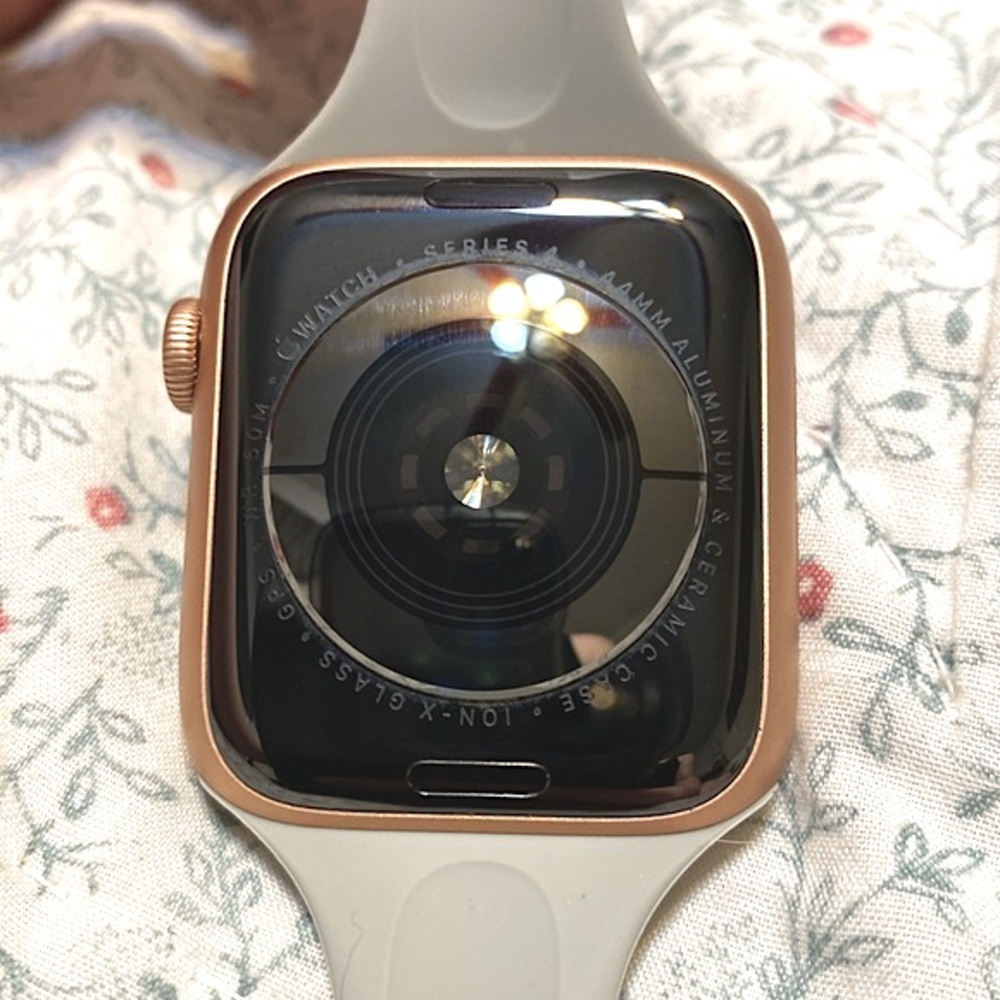 Apple Watch Series 4 Rose Gold 44mm - Picture 8 of 8